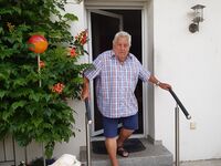 Herr F. freut sich über den neuen Flexo Handlauf
